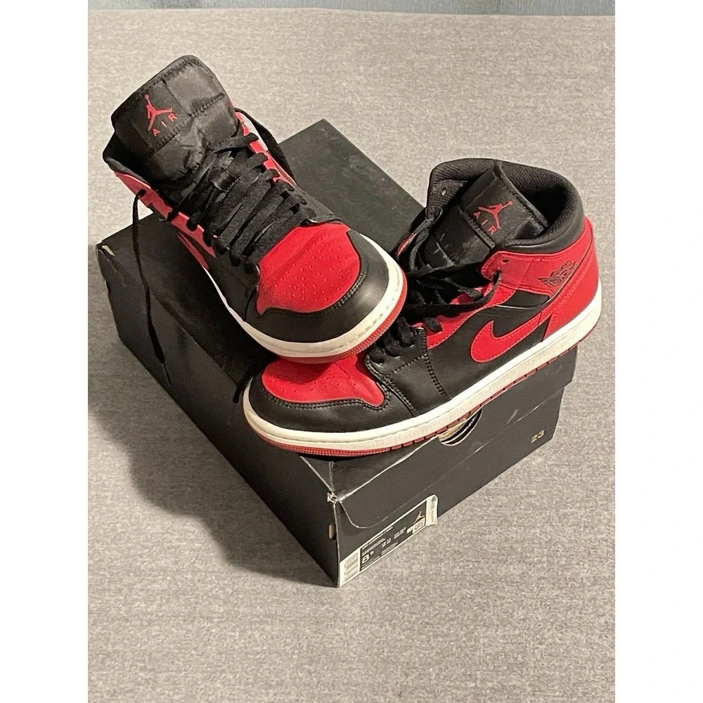 Nike Air Jordan 1 Mid Bred Black Red Men's Size 8.5 High Top Sneakers 554724-074